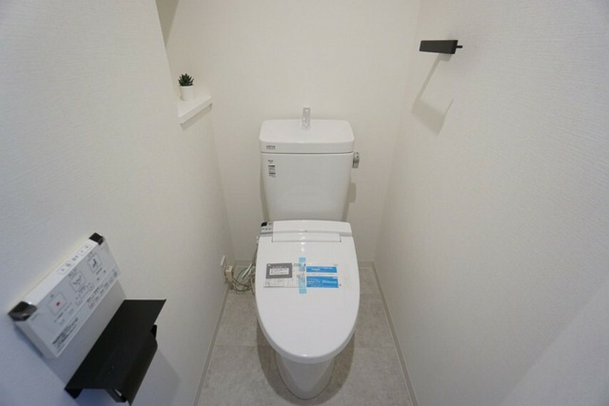 トイレ ウォシュレット付トイレです。節水機能もあるので、安心して使えますね。