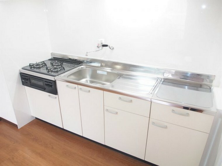 キッチン キッチン 使いやすいスタンダードなシステムキッチン。食器棚や冷蔵庫を置いても手狭にならないゆとりがあります。