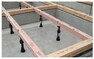 構造・工法・仕様 1階の床を支える部材で、しっかりとした荷重性能があります。床を支える床束そのものが腐朽しては意味がありません。当社はシロアリや腐朽に無縁の安心の樹脂製を採用しております。施工後、乾燥による大引の木やせで生じた隙間を後から簡単に調整することも可能です。