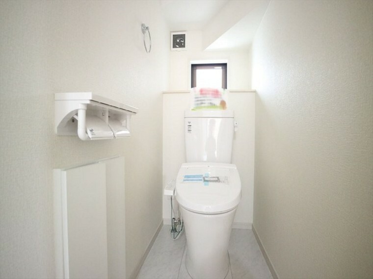 トイレ すっきりとした空間のトイレです。壁面収納でトイレットペーパーのストックや掃除用品などが収納できます。