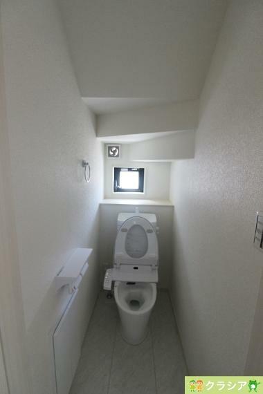 トイレ 1階トイレです。収納スペースがあり、トイレットペーパーや芳香剤などを置くのに便利ですね（2023年4月撮影）