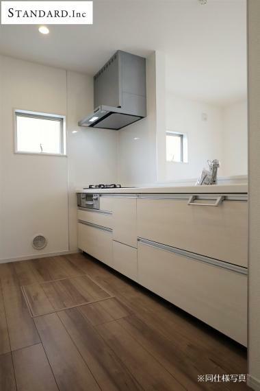 キッチン 【同仕様写真】システムキッチン・浄水器内蔵型ハンドシャワー・床下収納
