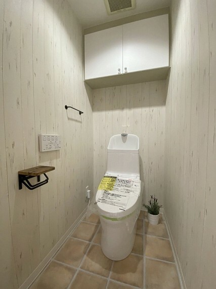 トイレ 【トイレ】新規交換。吊戸収納あり。