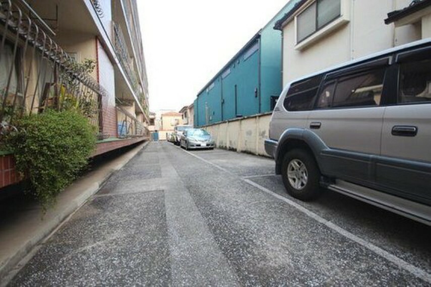 敷地内駐車場 平置きの駐車スペースが嬉しいですね。大きめのお車をお持ちの方でも難なくお停め頂けます。※空き状況は都度ご確認下さい。