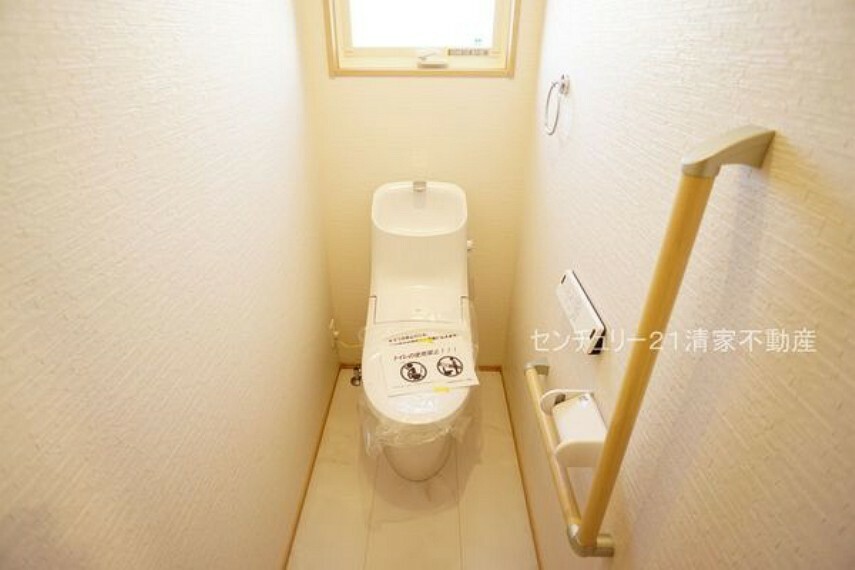 トイレ D棟:手すりがついているため、ご年配の方も安心（2021年11月撮影）