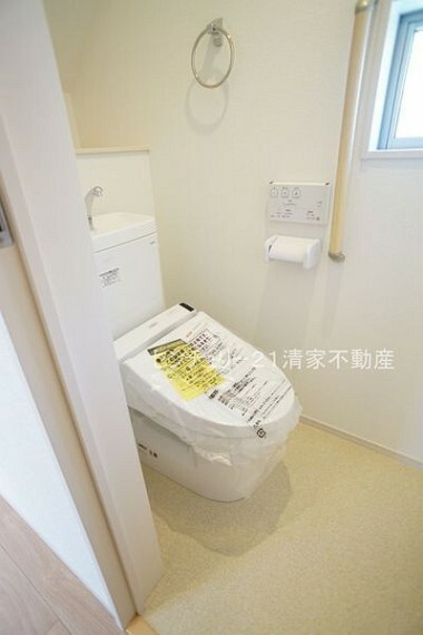 トイレ 5号棟:手すりがついているため、ご年配の方も安心（2022年04月撮影）
