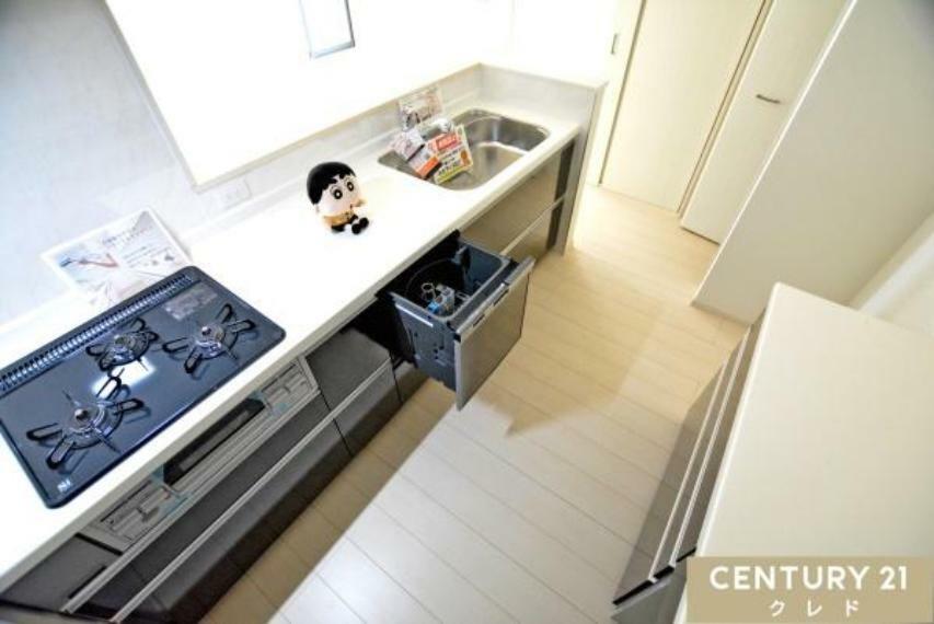 専用部・室内写真 【食器洗乾燥機】 奥様にうれしい食洗機！冬場の手荒れ対策にもなりますね。 除菌効果などにもなりますので、ご家族に安心してお料理を提供できます。