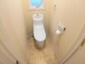 トイレ 【2階新品トイレ】2階トイレはLIXIL社製の温水洗浄機能付きに新品交換しました。2階にもトイレがあると忙しい朝の時間に余計なストレスを感じることもありません。タオルバーも新品が設置されています。