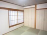 【リフォーム後写真】1階和室、天井、壁はクロスで仕上げて畳は新品の琉球畳み交換しました。収納も2か所あるのでスッキリとしたお部屋が保てそうです。