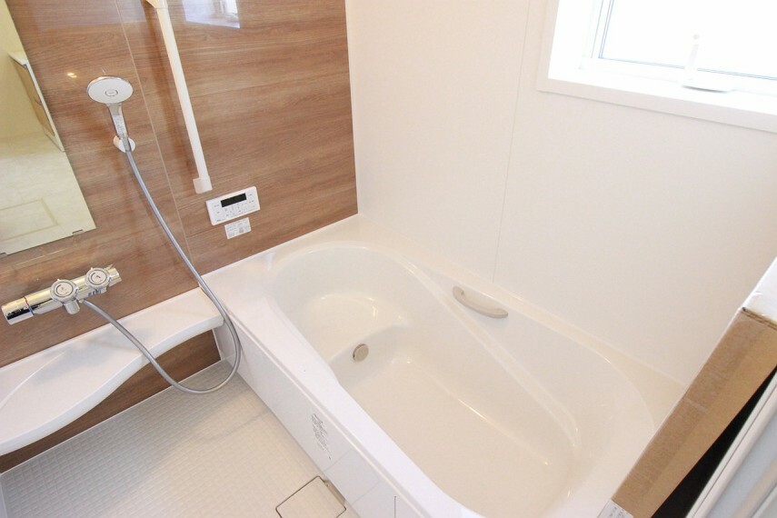 浴室 浴室乾燥機付き・オートバス　段差のある浴槽は半身浴やお子様の入浴に便利です。