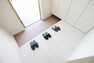 玄関 室内の印象を明るくする白い床材とシューズボックス　