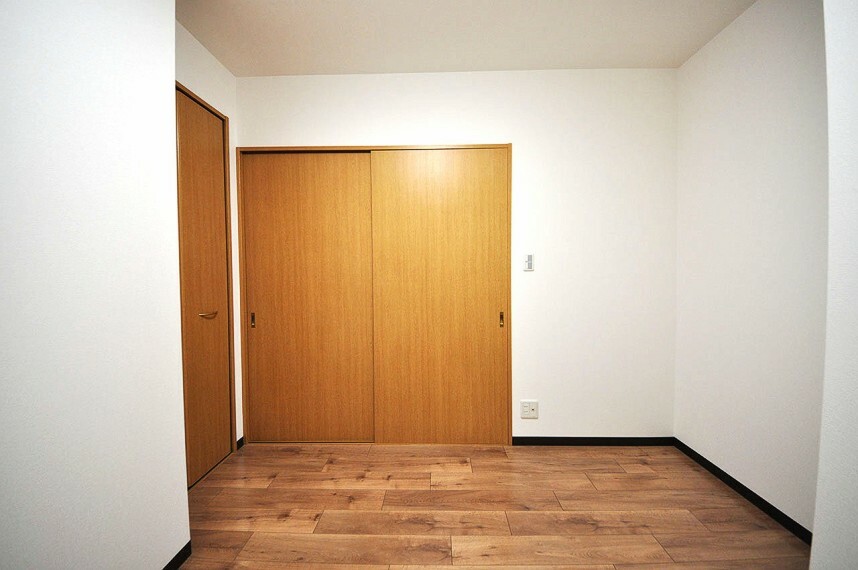 洋室 洋室約4.1帖。デッドスペースができにくく、空間を広く使える引き戸の出入り口です。