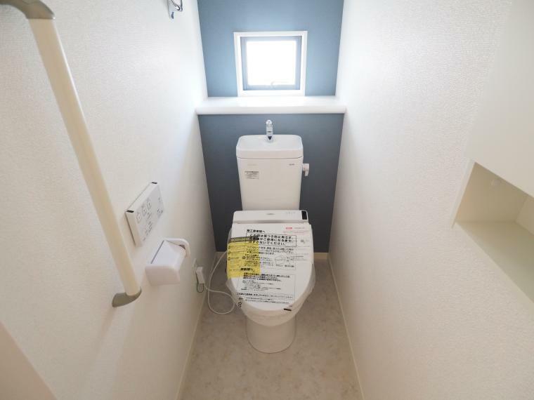 トイレ 【トイレ】 温水洗浄機能付きトイレ。