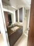 洗面化粧台 ホテルのパウダールームを想わせる天然石トップの洗面台、大きな鏡は三面鏡になります！（2021年4月24日撮影）
