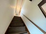 【リフォーム後写真】階段です。床はパンチングカーペットで張り替えました。照明は交換し、手すりは新規に設置しました。