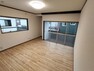 【リフォーム後写真】2階8畳洋室です。床はクッションフロアで仕上げました。壁・天井はクロスを張り替えました。