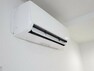 冷暖房・空調設備 【同仕様写真】リビングに設置したFujitsu製のエアコンです。ハイパワー機能でお部屋を素早く理想的な温度へ、電流カット機能で急激な電流の上昇を防ぎ、他の家電製品併用時のブレーカー落ち対策に有効な機能もあります。