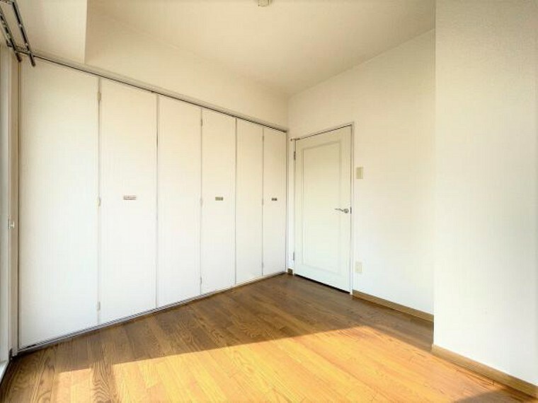 洋室 【リフォーム中】4.5帖の洋室です。床はフローリング張替、天井/壁クロス張替を行います。収納をうまく利用して広々と使ってください。