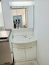 洗面化粧台 【洗面台】シャンプードレッサー式となっており、鏡も三面鏡タイプです　