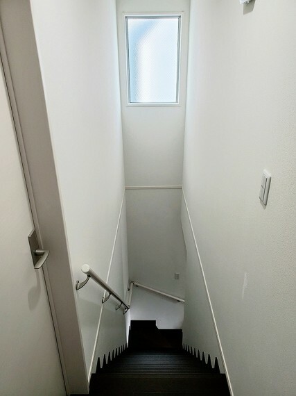 【2階⇒1階への階段】アプローチも緩やかで上り下りも楽々　天井も高く解放感がございます。