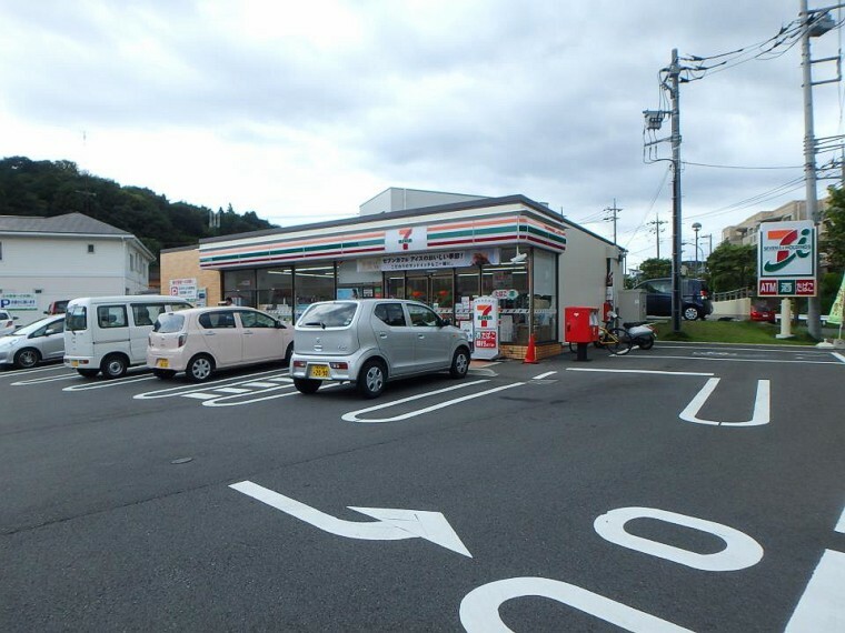 コンビニ セブンイレブン横浜荏子田店（24時間営業。お弁当やお惣菜、パンなどをはじめ、生活用品、お酒、たばこなども取り揃えています。）