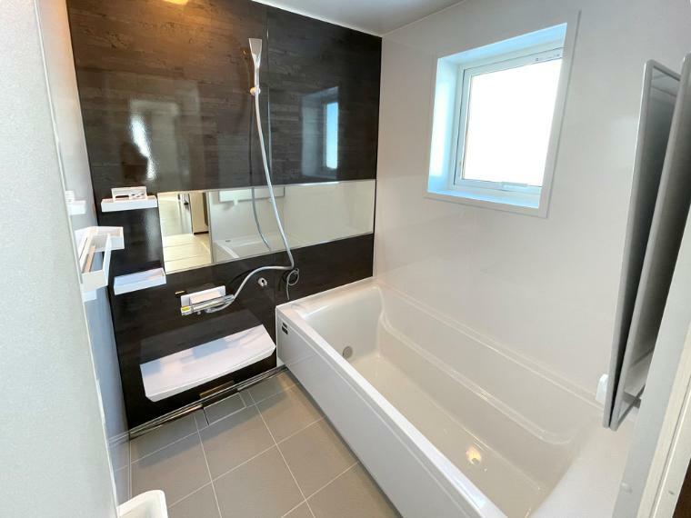 浴室 浴室は、デザイン性と快適機能を両立させた仕様。お掃除ラクラクの、壁全面がホーロー素材。マグネット小物も付くので便利です。