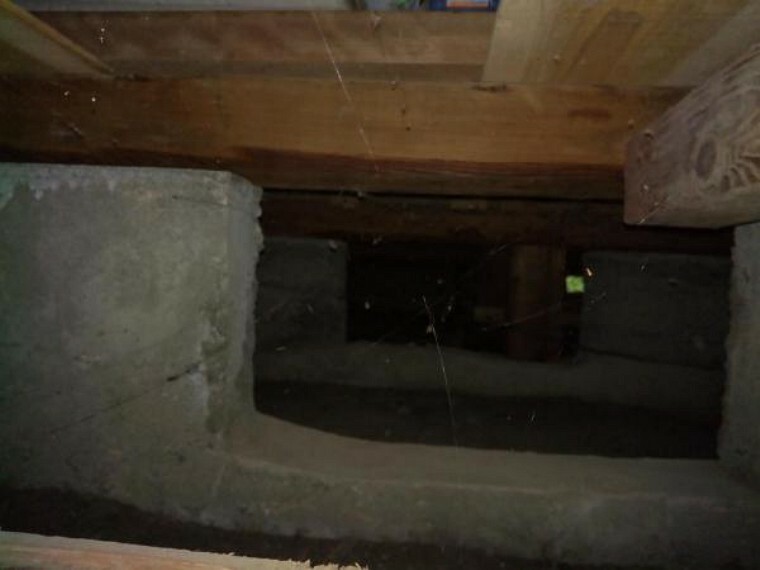 構造・工法・仕様 【床下写真】中古住宅の3大リスクである、雨漏り、主要構造部分の欠陥や腐食、給排水管の漏水や故障を2年間保証します。その前提で屋根裏まで確認の上でリフォームし、シロアリの被害調査と防除工事もおこないます。