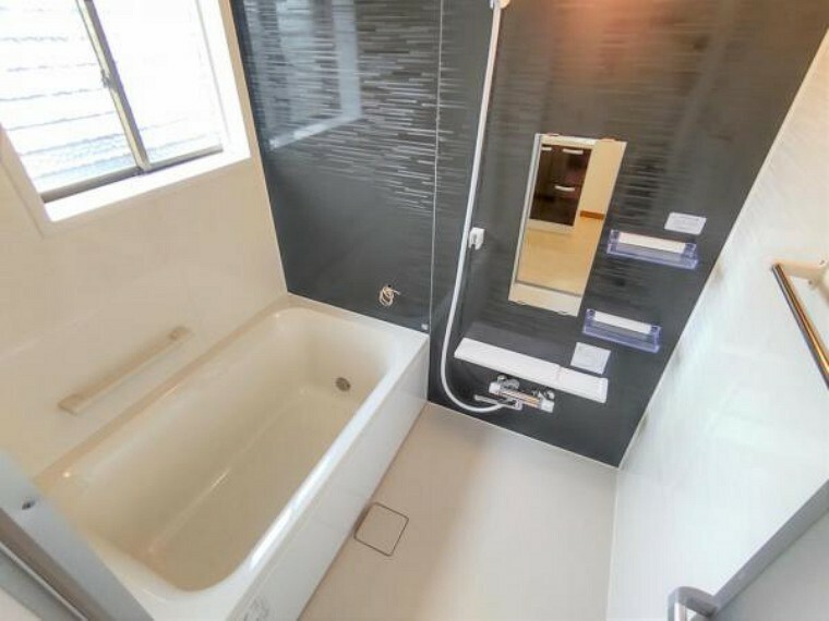 専用部・室内写真 【同仕様写真】ハウステック製のユニットバスのイメージです。浴室暖房機能が付きます。