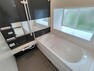 浴室 【同仕様写真】新品のユニットバスに交換します。1坪タイプでゆっくりと足を伸ばして入浴頂けます。お湯張り、追い焚き機能付き、リモコンで操作できるようになります。