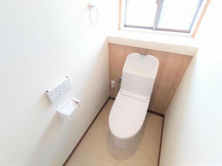 トイレ 【同仕様写真】新品の洗浄機能付き便器に交換します。トイレ廻りも張り替えて、1年を通じて快適にご使用頂けます。