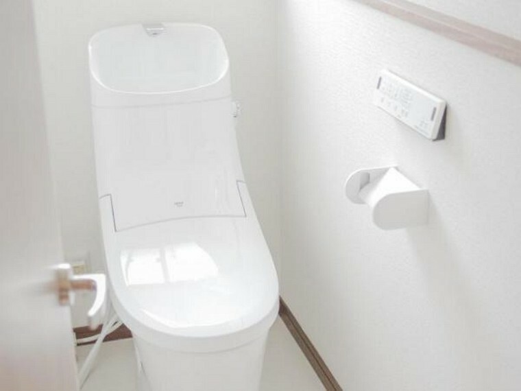 トイレ 【同仕様写真】トイレはリクシル製の温水シャワー機能付きのトイレに新品交換します。床のクッションフロアーや壁紙の張替えも行います。