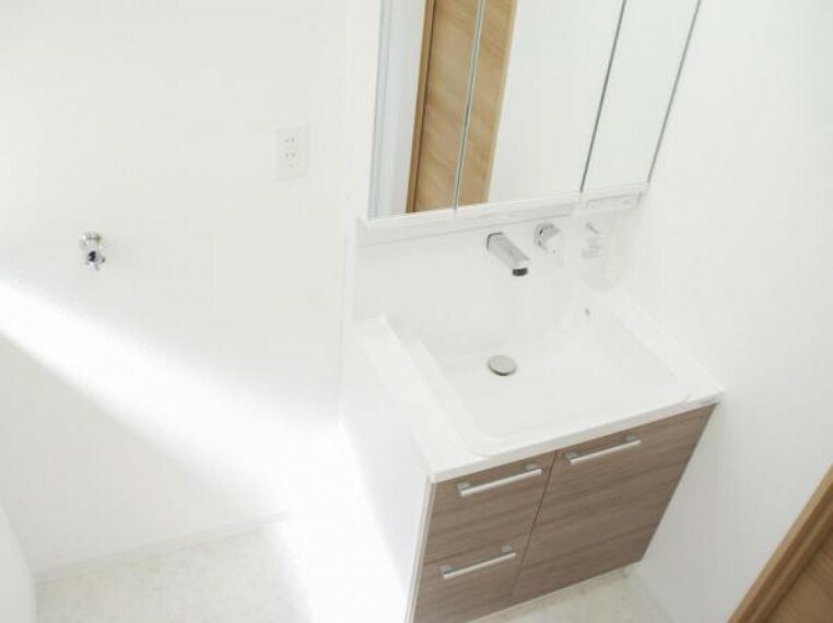 洗面化粧台 【同仕様写真】洗面所はハウステック製の幅900ミリタイプを設置します。床のクッションフロアーや壁紙の張替えも行います。