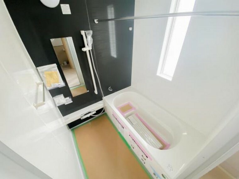 浴室 【リフォーム中】浴室にはハウステック製の1坪サイズの浴室乾燥機付きユニットバスを設置しました。1坪サイズなので足をのはして湯船に追加ることができます。