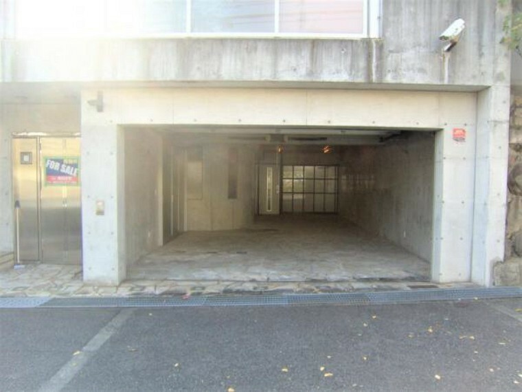 駐車場 3台駐車可能なビルトインガレージ。