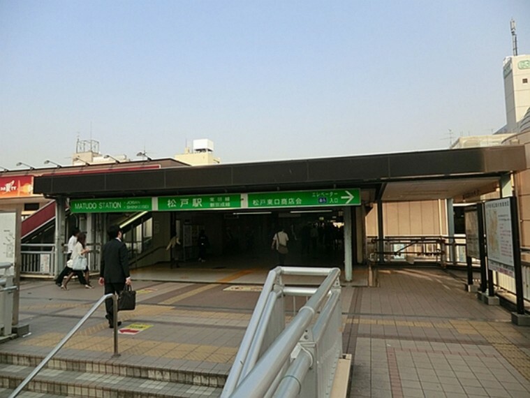 JR常磐線への乗換駅 乗降客は1日約11万人. 都心への通勤や通学・買物客など、新京成線で一番の乗降客数を誇るターミナル駅。