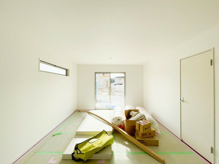 居間・リビング 明るく開放的な空間が広がるLDK。室内には豊かな陽光が注ぎ込み、爽やかな住空間を演出。（2号棟）