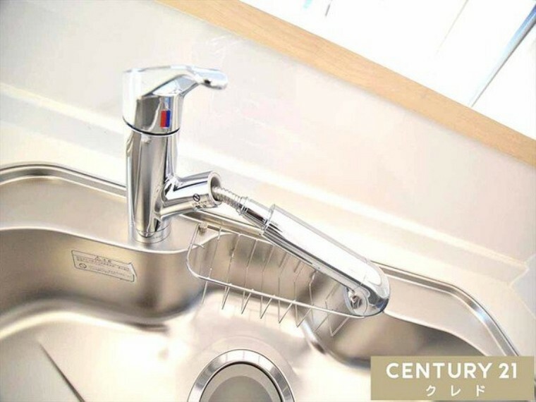 キッチン （シャワーヘッド） 引き出すタイプのシャワーヘッドなので、シンク内のお掃除をするのにとっても便利です！