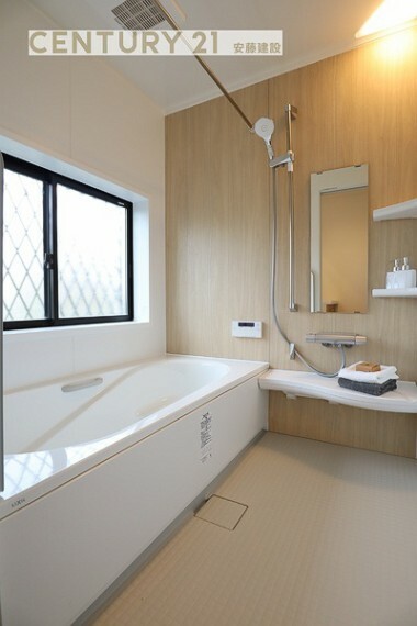 浴室 上品なアクセントパネルで優雅な空間を演出したシステムバス。