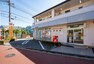 郵便局 現地から710m（最長）　武蔵村山大南四郵便局　郵便、貯金、保険、ATMの取り扱い有り。荷物の発送や送金など、近くにあると便利です。駐車場2台分。