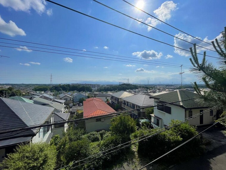 眺望 2階お部屋からの眺望はご覧の通りです！晴れた日には丹沢連峰や富士山を拝むことができる立地！広い青空と緑の潤いを感じ、思わず深呼吸したくなるような清々しさはこの家の自慢です！