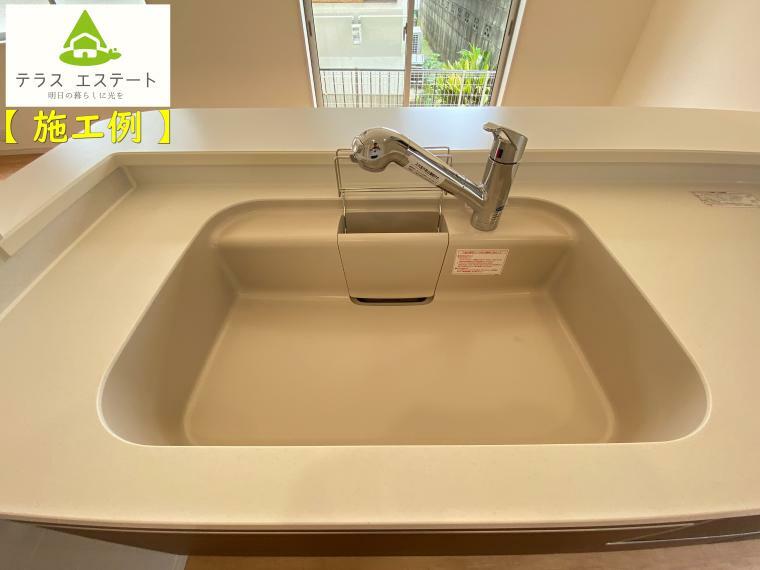 キッチン 浄水器一体型の水栓です。シンプルなシンクで使いやすいです。