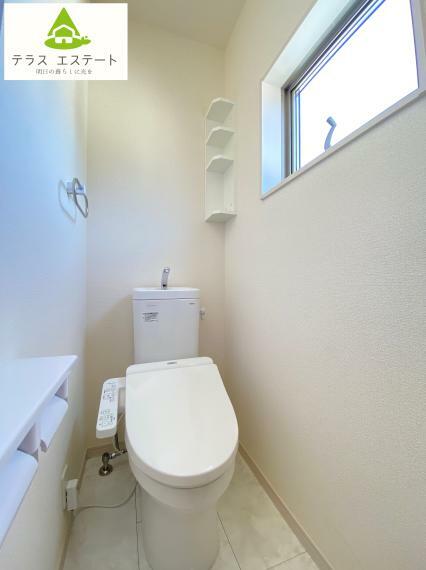 トイレ 小窓付きで換気も出来て明るいトイレです！1階と2階にもそれぞれトイレがあります。