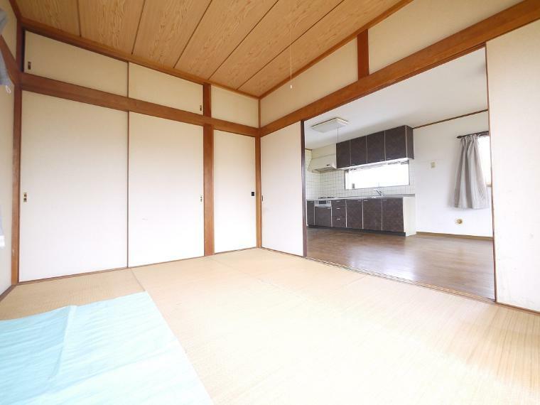 和室 リビング隣の和室は、趣ある安らぎ空間。来訪時や家事スペースとしても重宝します