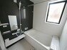 浴室 落ち着きのあるダークカラーを基調としたバスルーム。