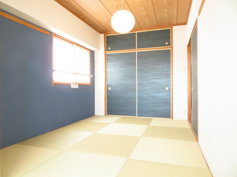 和室 6帖和室:インテリアのアクセントにもなる、琉球畳とランプシェードが落ち着きのある素敵な空間です。 （2021年11月25日撮影）