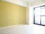 洋室 6.1帖洋室:爽やかなお色の壁紙で、お部屋がスッキリと明るい印象です！ （2021年11月25日撮影）