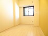 洋室 5.5帖洋室:北側の居室は暗いと思いがちですが、窓からの光と、黄色の壁紙で、お部屋が明るい印象に　 （2021年11月25日撮影）