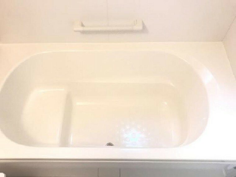 A号棟　浴室　～同仕様・同形状画像～・・・ゆったりとした入浴スペース。足を伸ばして入れるお風呂は一日の疲れを癒してくれます。浴室暖房換気乾燥機がついているので雨でも安心して洗濯が出来ます。