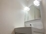 田部井町1丁目2期D号棟　洗面室（同仕様同形状画像）・・・三面鏡の裏には収納がございますので、何かと散らかりがちな洗面台もすっきりとできます。