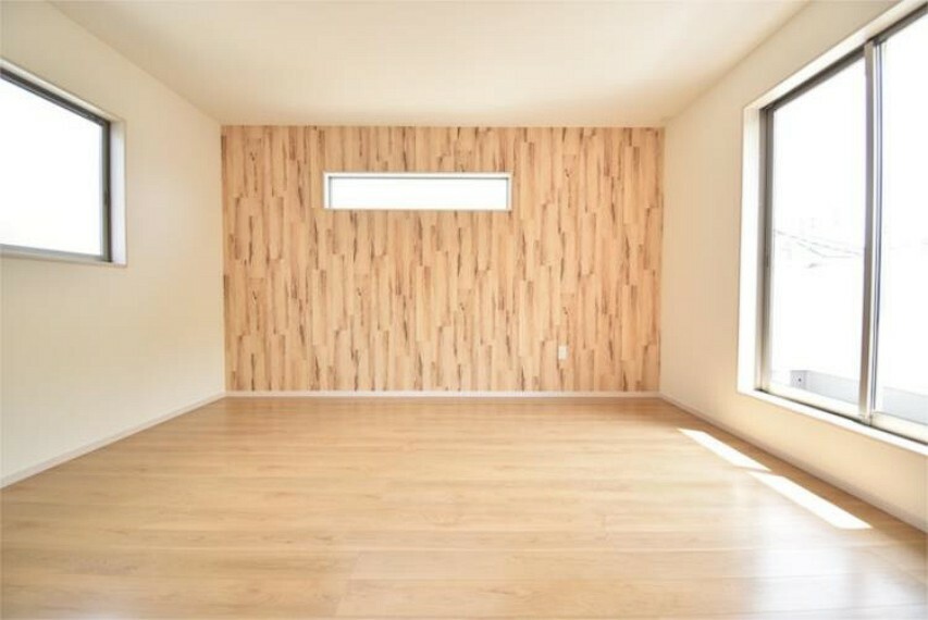 専用部・室内写真 洋室9帖、木目調のアクセントクロスであたたかみのある空間になっております。
